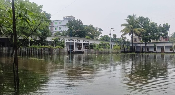 জলাবদ্ধতায় কটিয়াদী সরকারি পাইলট বালক উচ্চ বিদ্যালয়